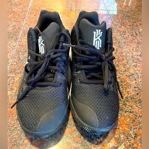 Youth Nike Kyrie Irving basketball shoes. Like new. Size 5